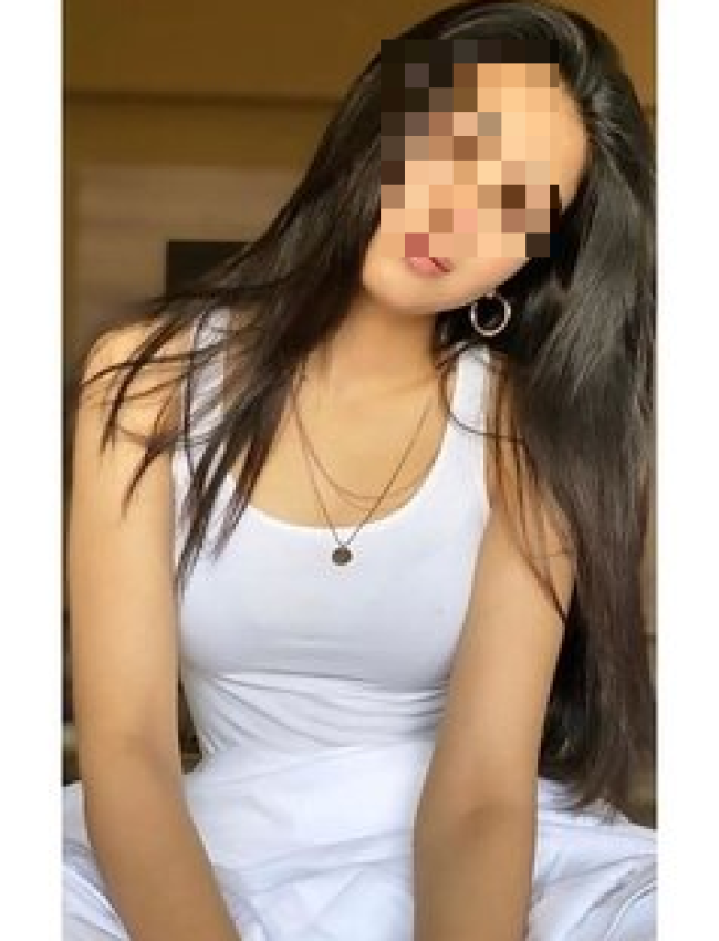 אישה לובשת שמלת קיץ לבנה ועונדת עגילים ושרשרת.