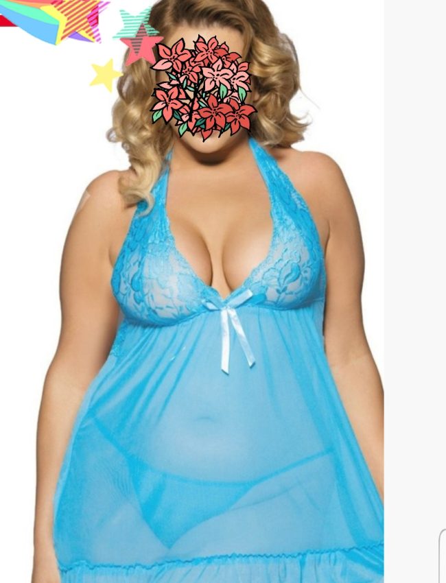 אישה לובשת כותונת לילה תחרה כחולה עם סרט בקצה העליון.